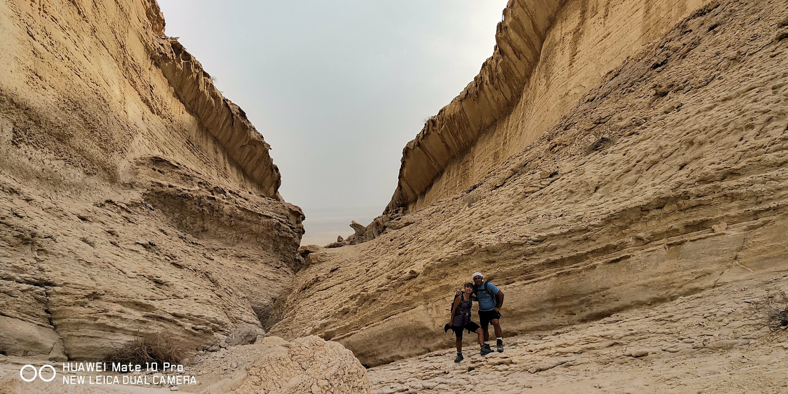 טיול אתגרי במדבר במסלולים מרהיבים במכתש נחל מזר ונחל גוב